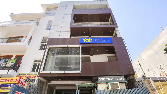 FabHotel Dream Town - Hotel in Noida Sec 121, Noida