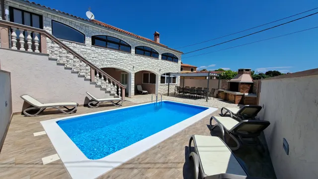 Villa with pool Dvori
