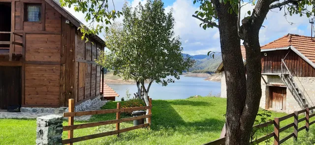 KUĆA NA JEZERU LAZIĆ