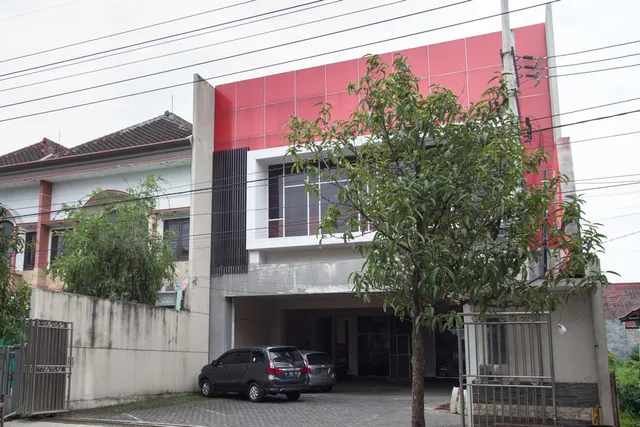 RedDoorz @ Raya Sulfat