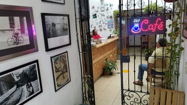 Santuario de la Bicicleta: Cafetería - Galería
