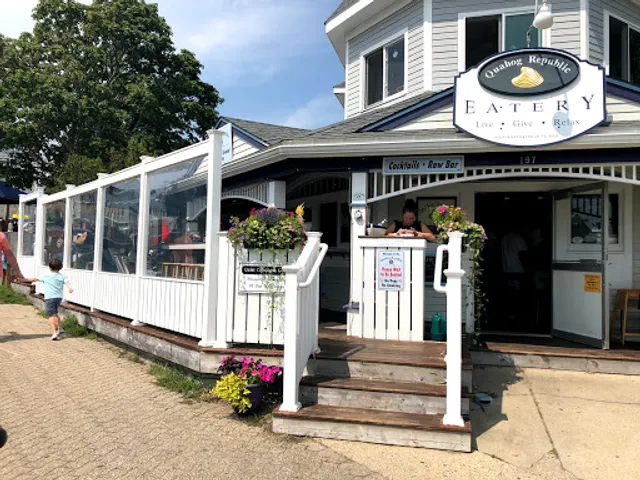 Quahog Republic: Waterfront Eatery