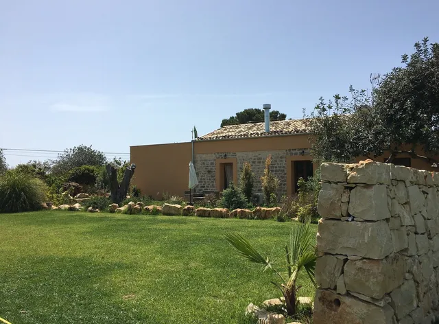 Abbraccio del Carrubo