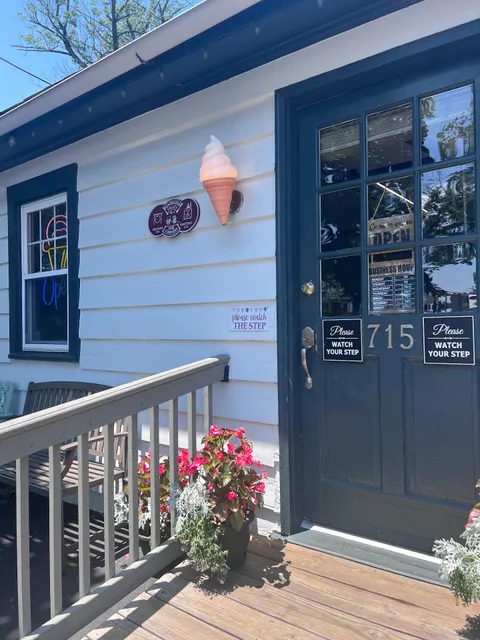 Polly's Ice Cream & Espresso