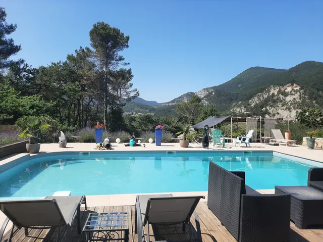 Mas des Collines Gîtes et chambre d'hôtes de Charme avec piscine