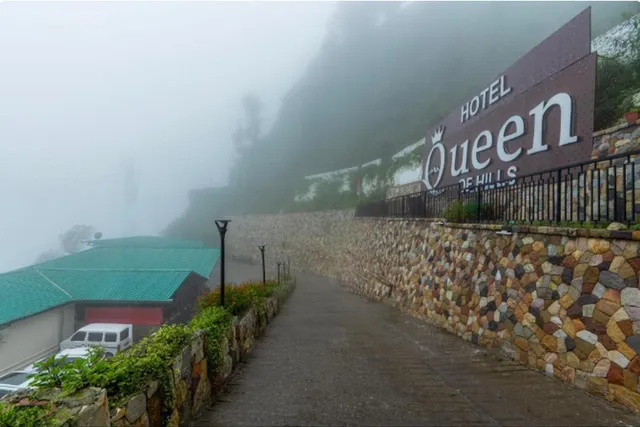 Treebo Premium Queen Of Hills Near Mall Road