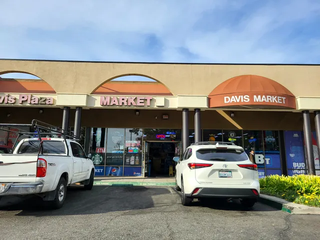 Davis Plaza Market
