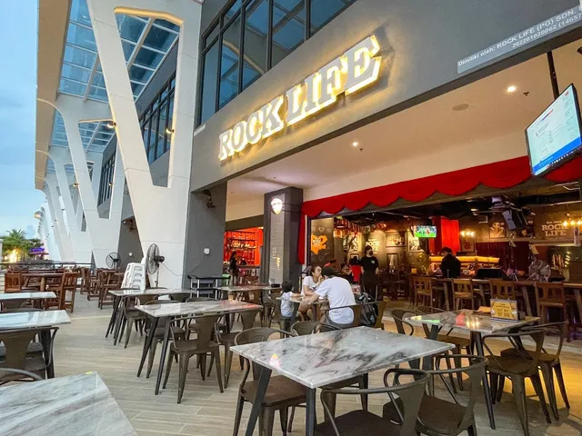 Queens Waterfront Q2 Commercial