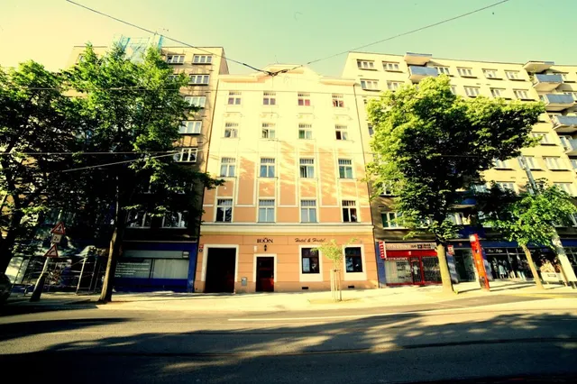 Leon Hotel and Hostel