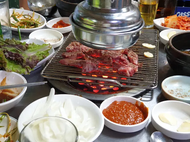 불타는 연탄불 소금구이