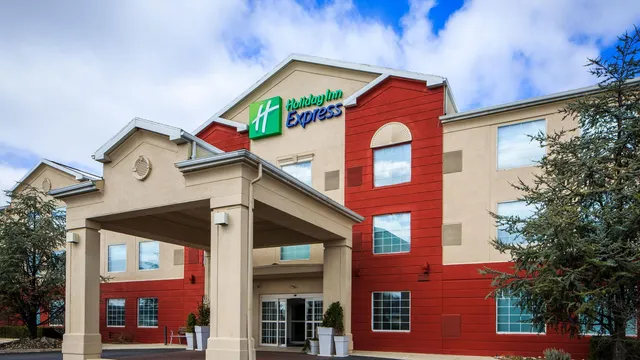 Holiday Inn Express & Suites Reading Airport by IHG