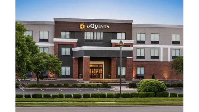 La Quinta Inn & Suites by Wyndham Springfield Airport Plaza