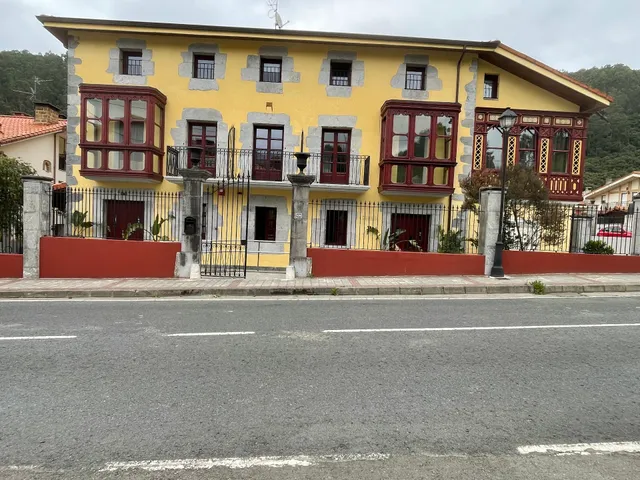 LA CASONA DE OTAÑES Rooms and apartments