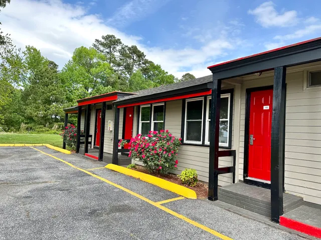Whistling Pines Motel - Daily & Extended Stay