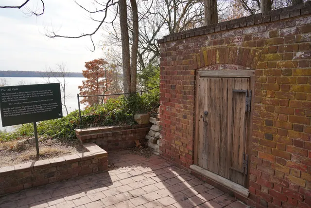 Washington's Old Tomb