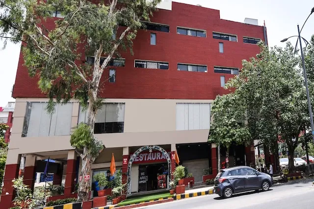 OYO Red Inn Near Leisure Valley Park