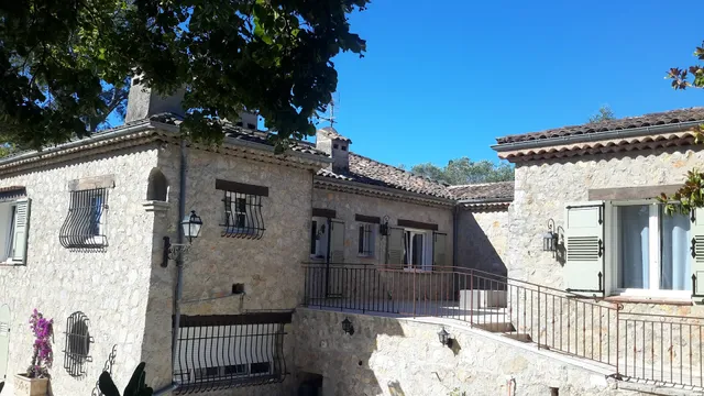 AUX CHARMES DE GRASSE