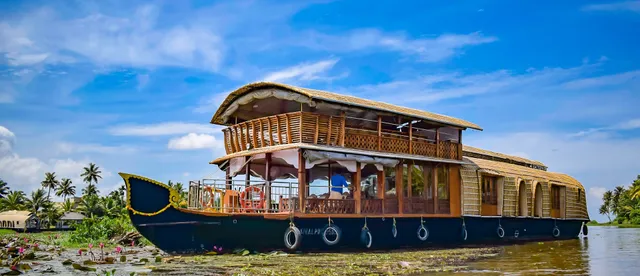 Rajahamsam Houseboat