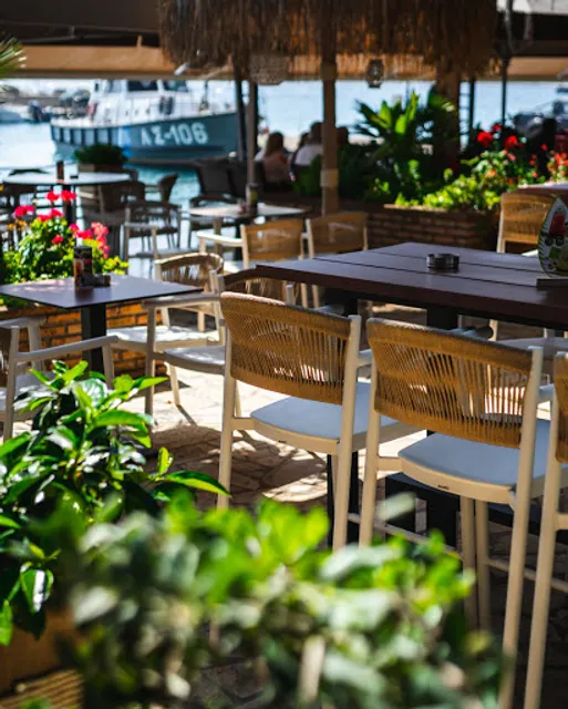 Νησί Cafe Bar Restaurant