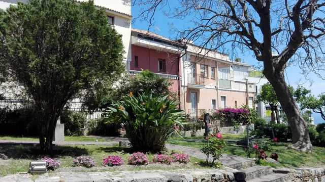 B&B AKROPOLIS