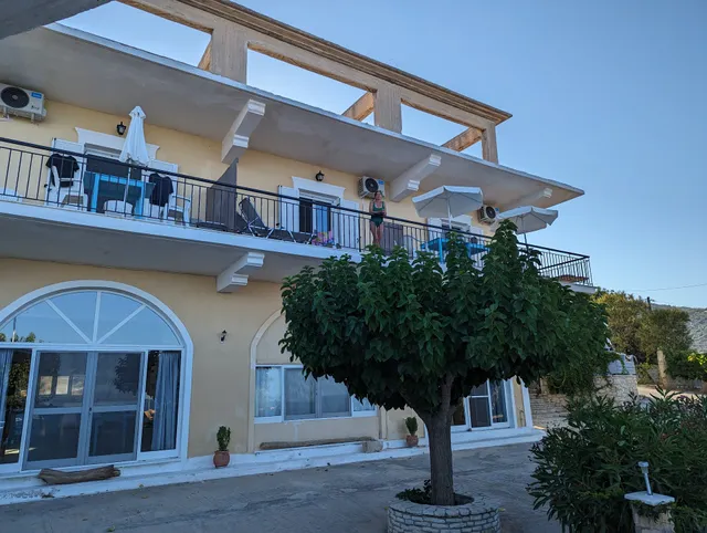 Benetia apartments & cottage with private cove, kayak & paddle boards