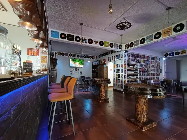 "QUE DISPARATE" Restaurante Bar & Music