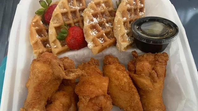 HoneyBee Daiquiri Bar & Eatery