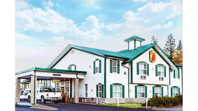 Super 8 by Wyndham 100 Mile House