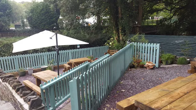 Riverbank Restaurant & Pizzeria