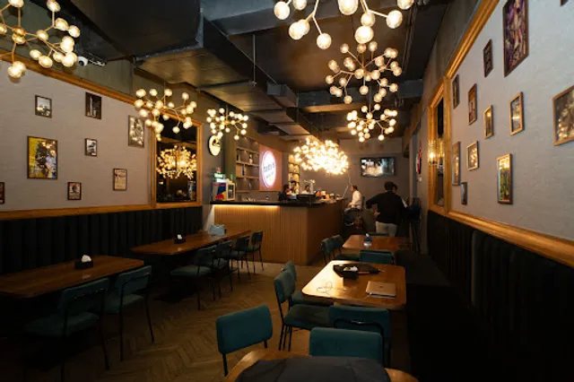 Zoey's Hideout - Restaurant & Bar