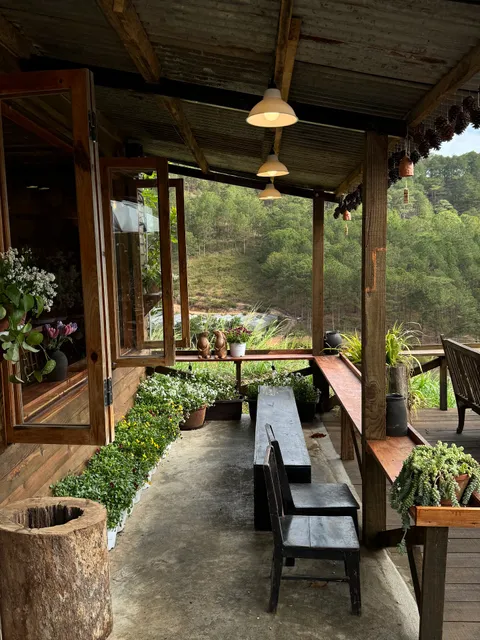 Tiệm cà phê Thênh Thang