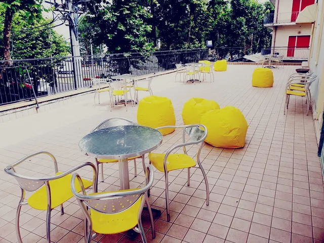 Hotel Ideale - young people under 40