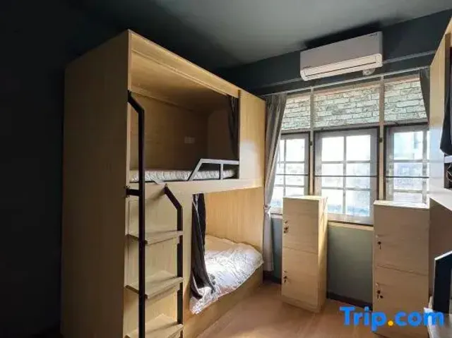 The Moment Hostel & Cafe