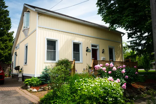 Blue Willow Bed and Breakfast NOTL- Closed