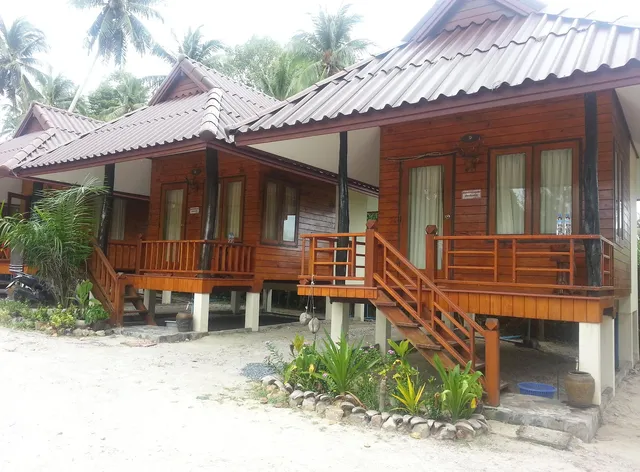 บ้านชายเลรีสอร์ท ขนอม