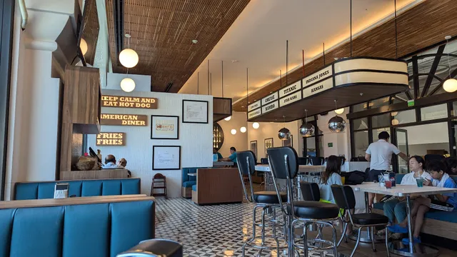 Mo's burger and shakes