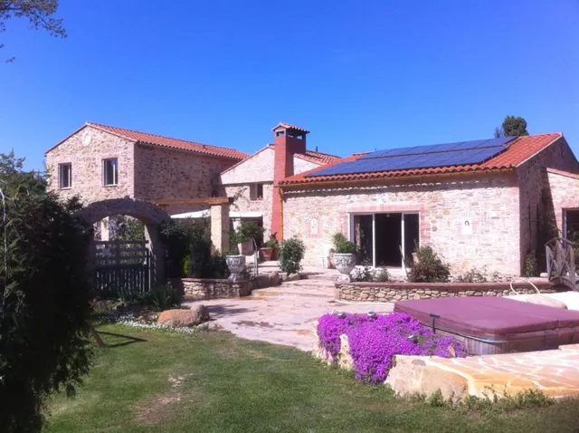 Mas du Vivier:Location de vacances avec grande piscine Gîte 12 personnes séjour Pyrénées Orientales