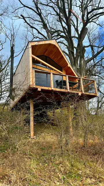 Domček v korune mohutnej lipy