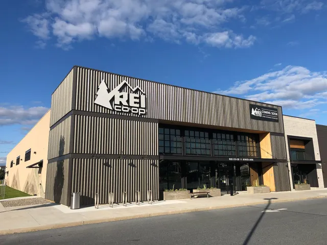 REI