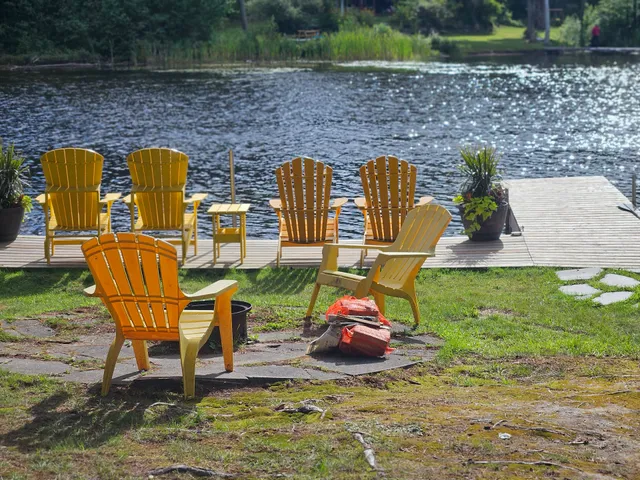 Riverbank Cottages & Trailer Park