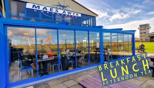 Caffi Maes Awyr Caernarfon/Caernarfon Airport Cafe