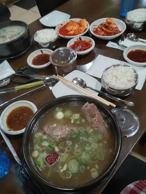 Big Pot Seolleongtang 큰솥설렁탕