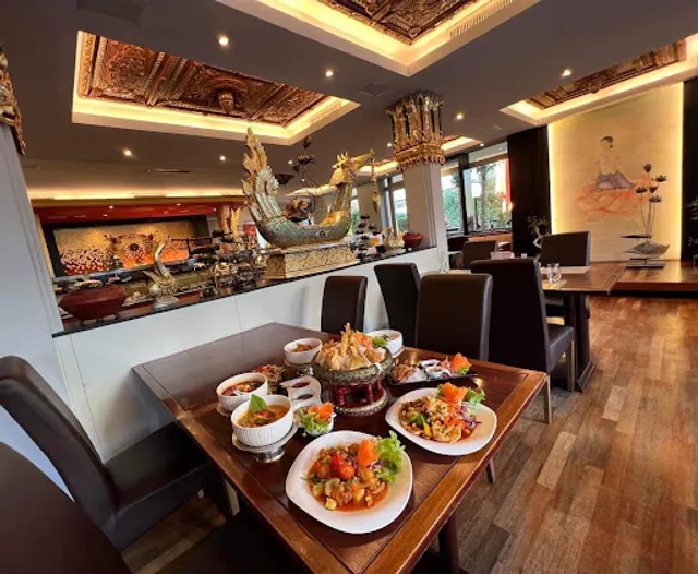 Gaeng Daeng Thai & Sushi Restaurant