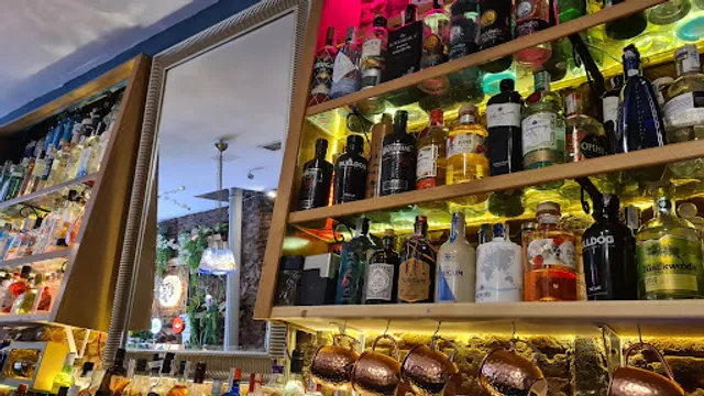 La Pasa Gin Bar - Restaurante y coctelería especializada en ginebras