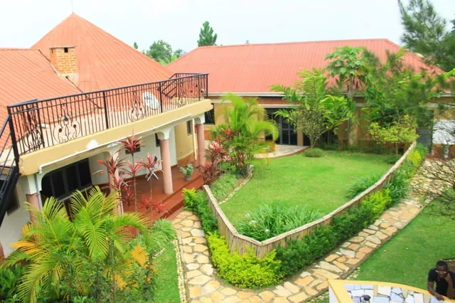 Montane Safaris Hotel