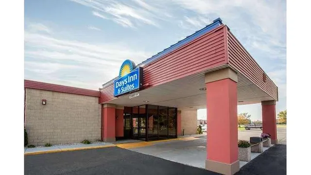 Days Inn & Suites by Wyndham Mt. Pleasant