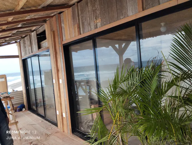 Juna kaca dan aluminium