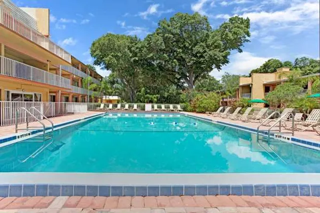 Howard Johnson by Wyndham Tropical Palms Kissimmee