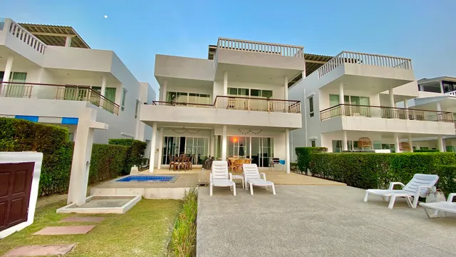 Beachfront Villa Aruna 8