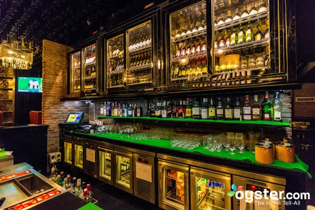 Road House Bar & Grill